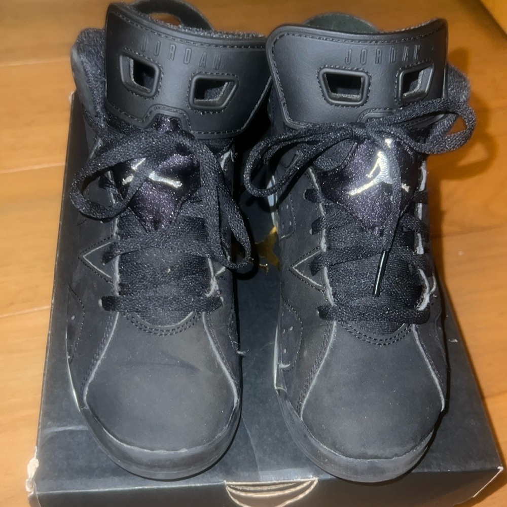 Kids Jordan Retro 6 in black + silver in sz 2Y